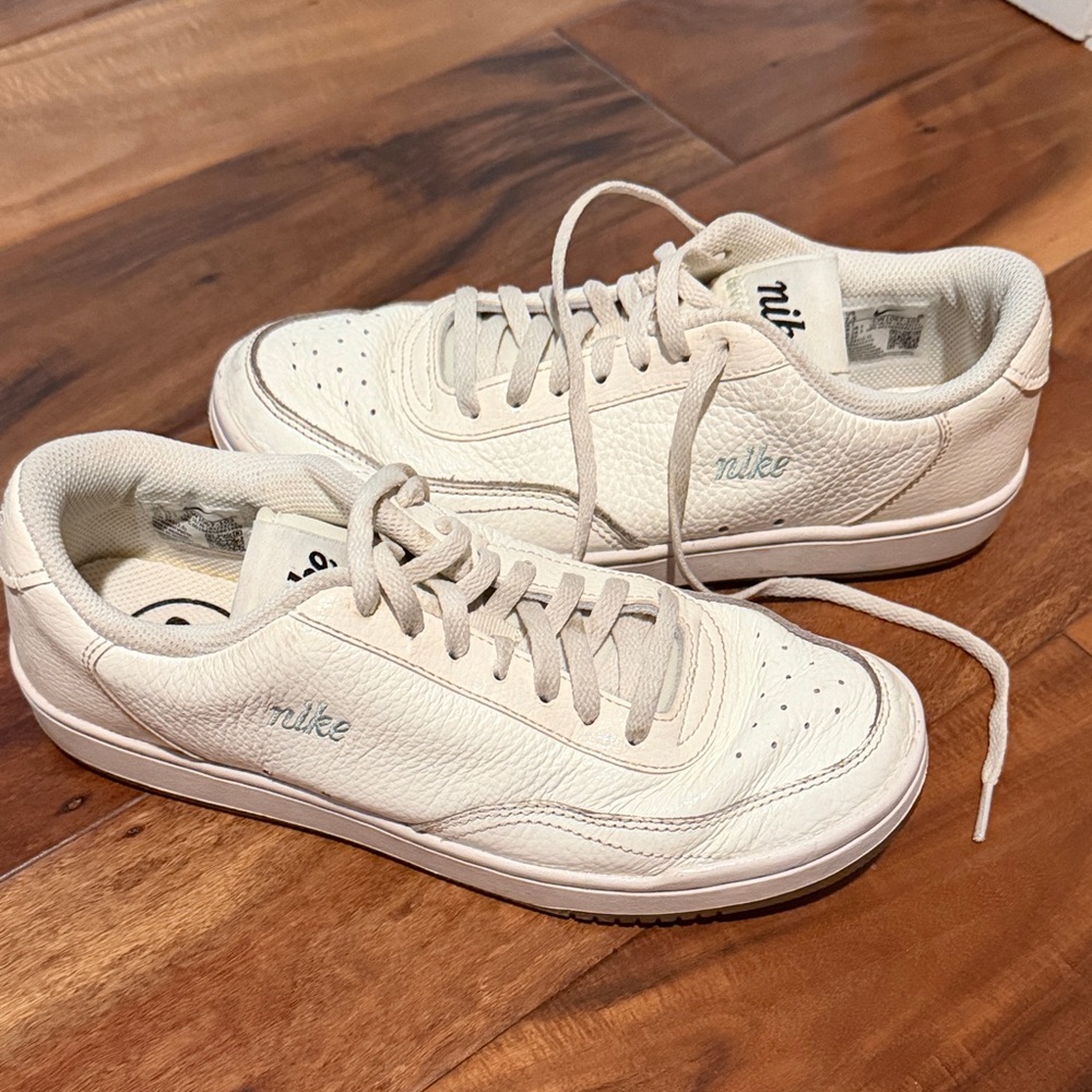 Nike women’s white Sneakers